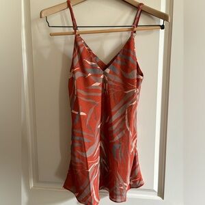 Flowy tank with adjustable straps